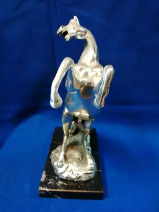Caballo de metal bañado en plata