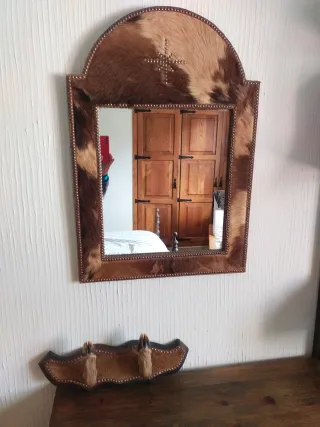 Espejo y perchero rústico piel y madera