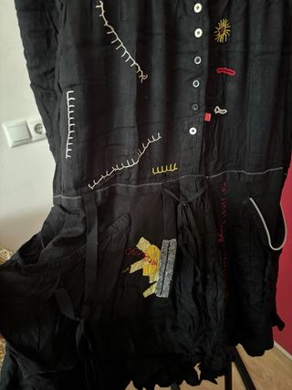 Vestido Desigual Negro con bordados de colores.