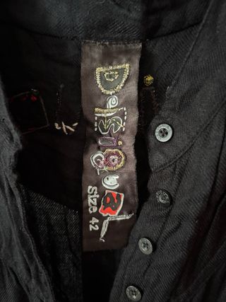 Vestido Desigual Negro con bordados de colores.