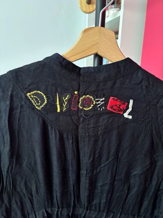 Vestido Desigual Negro con bordados de colores.