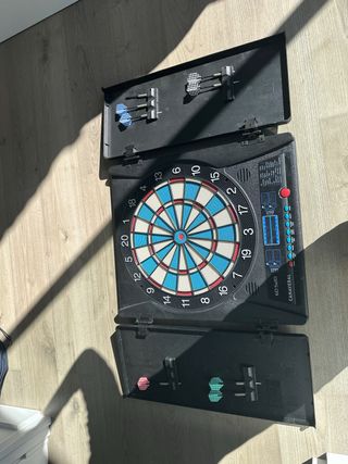 Diana electrónica con dardos