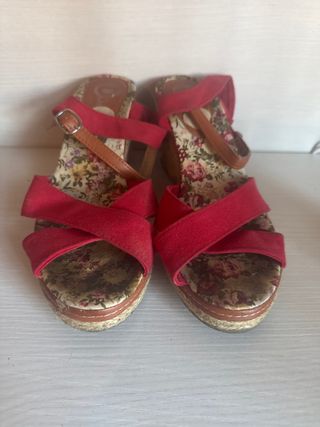 Sandalias cuña rojas florales