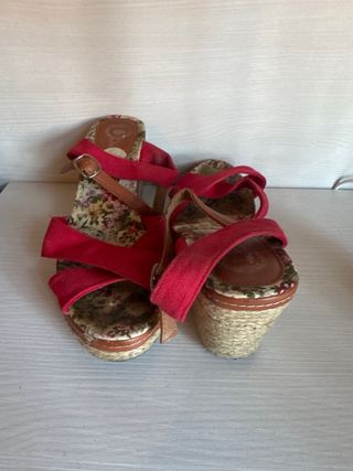 Sandalias cuña rojas florales