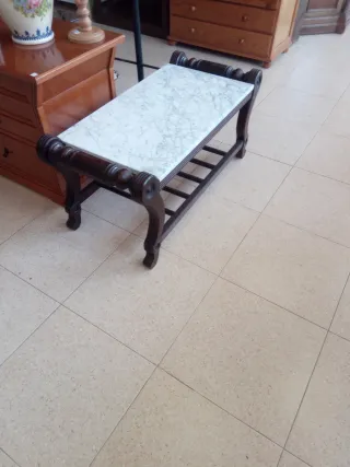 Mesita de madera y mármol