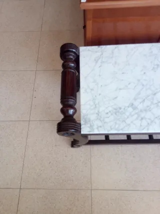 Mesita de madera y mármol