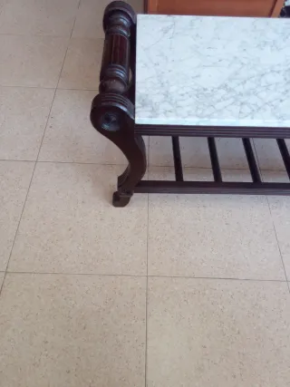 Mesita de madera y mármol