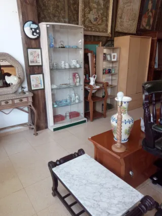 Mesita de madera y mármol