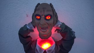 Muñeco Halloween, 80 cm., luz, sonido y movimiento