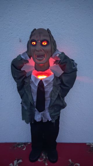Muñeco Halloween, 80 cm., luz, sonido y movimiento