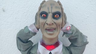 Muñeco Halloween, 80 cm., luz, sonido y movimiento