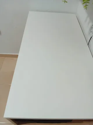 Escritorio de estudio blanco y madera