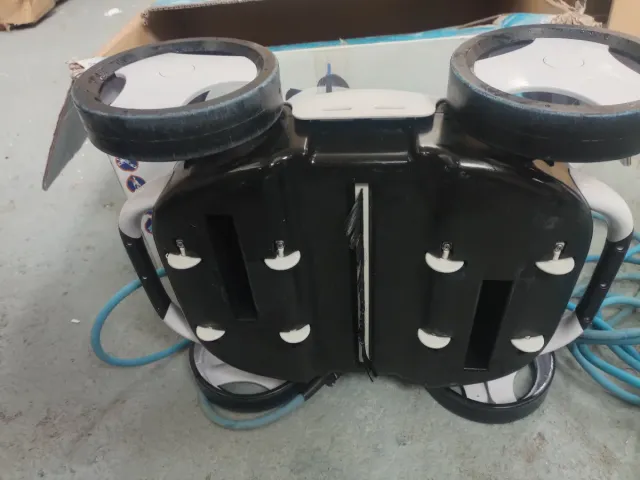 Robot pulitore per fondo piscina