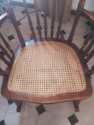Mecedora de madera con asiento de ratán