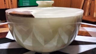 Ensaladera de mármol con tapa