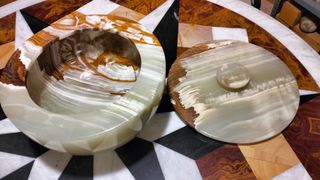 Ensaladera de mármol con tapa