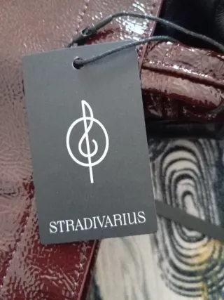 Bolso granate marca Stradivarius