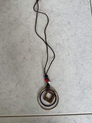 Collana con ciondoli cerchi e quadrato