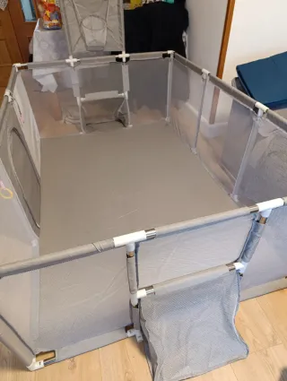 Parque infantil gris