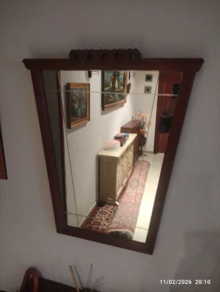Mueble de entrada y espejo antiguo.