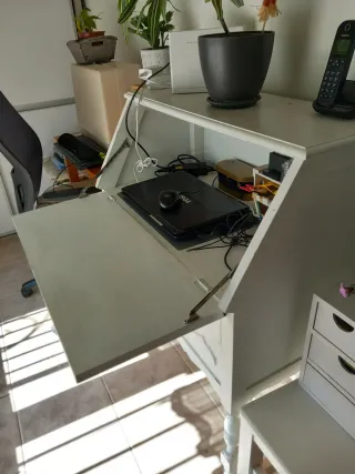 Escritorio antiguo de madera pintado de blanco