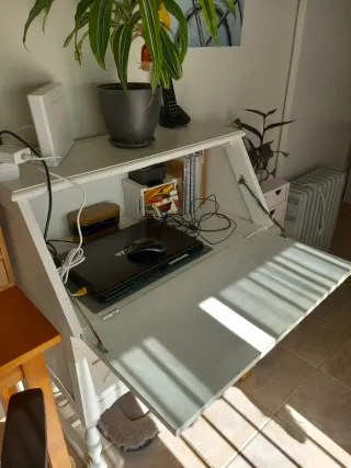 Escritorio antiguo de madera pintado de blanco