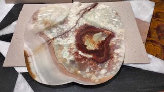 Plato decorativo de mármol con forma de manzana