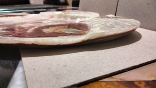 Plato decorativo de mármol con forma de manzana