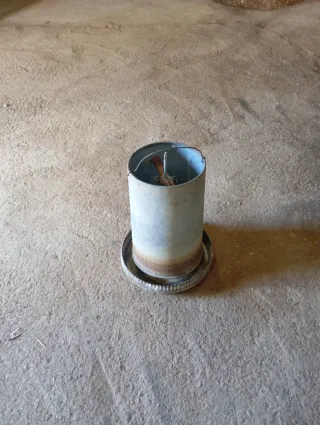 Comedero metálico para aves