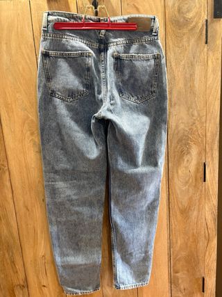 Pantalón vaquero con estampado floral