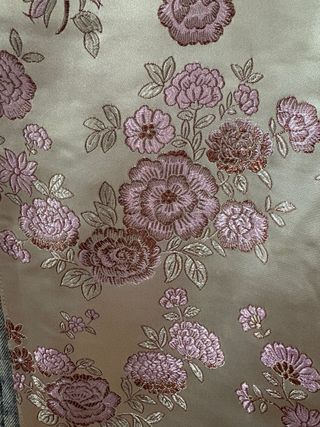 Pantalón vaquero con estampado floral