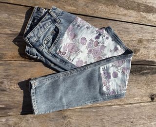 Pantalón vaquero con estampado floral