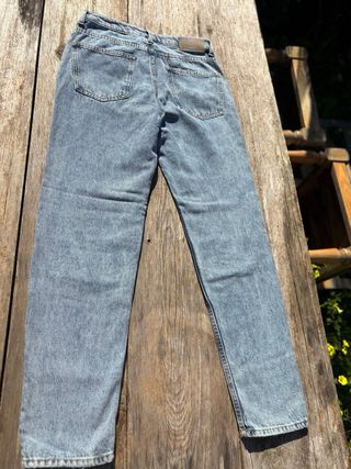 Pantalón vaquero con estampado floral