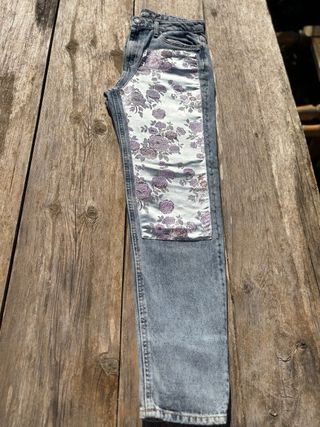 Pantalón vaquero con estampado floral