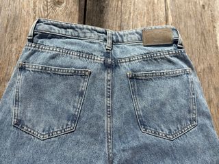 Pantalón vaquero con estampado floral