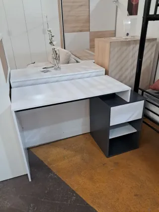 Escritorio moderno con cajonera