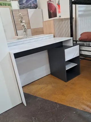 Escritorio moderno con cajonera
