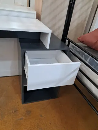 Escritorio moderno con cajonera