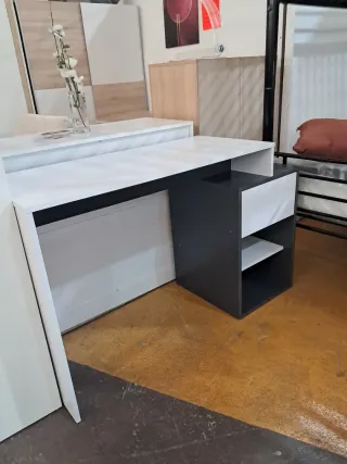 Escritorio moderno con cajonera