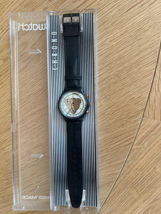 Reloj Swatch Chrono Piel Negra y Dorada