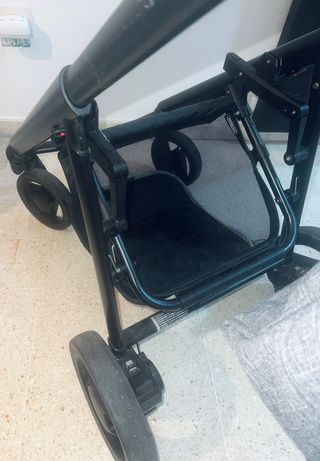 Carrito de bebé gris