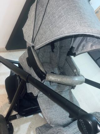 Carrito de bebé gris