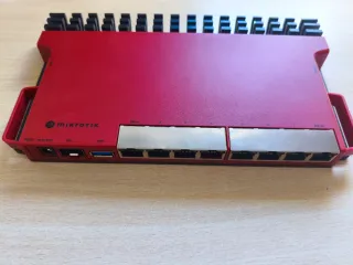 Router Mikrotik L009UiGS-RM