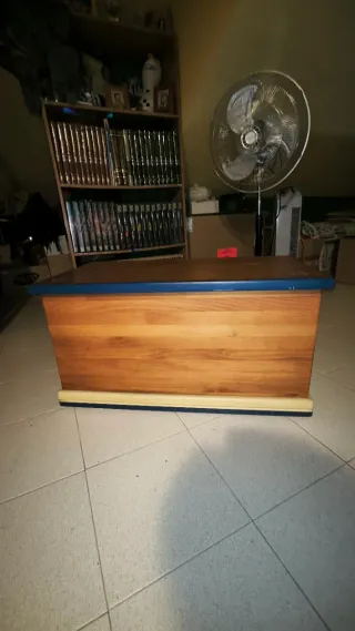 Mesa y silla de madera