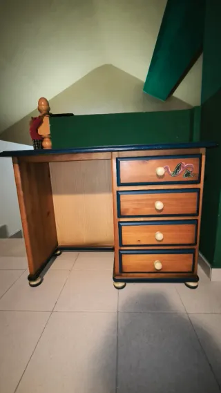 Mesa y silla de madera