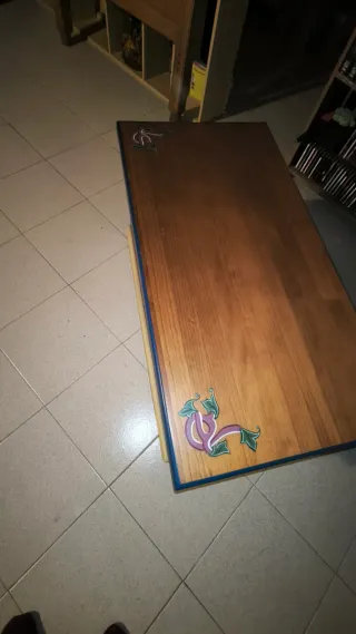 Mesa y silla de madera