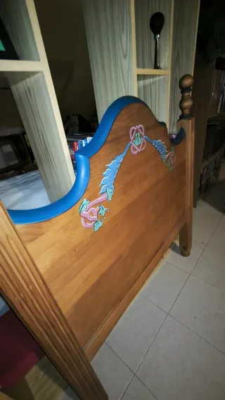 Mesa y silla de madera