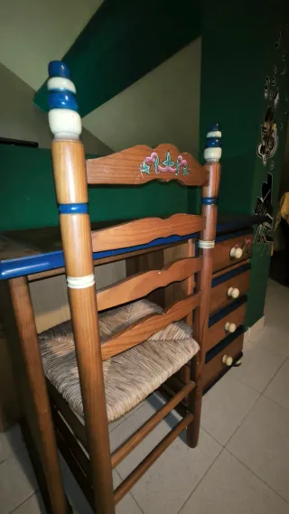 Mesa y silla de madera