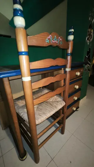 Mesa y silla de madera