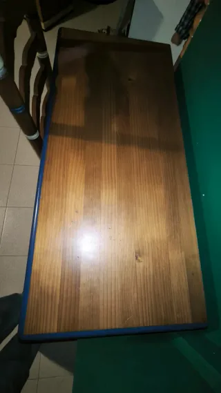 Mesa y silla de madera